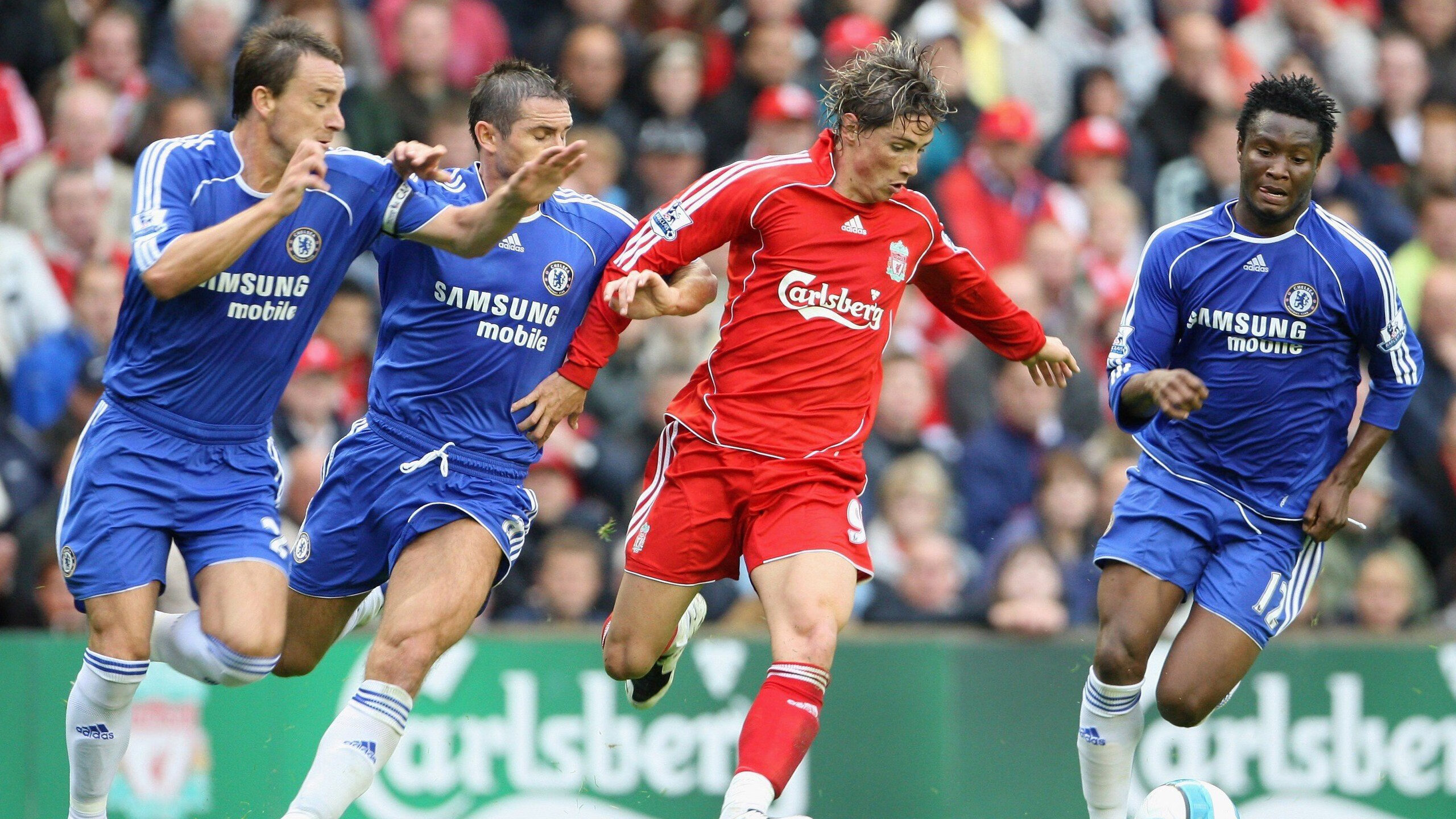 国际足球比赛中球员们展现出全力以赴的拼搏态度，足球队员比赛